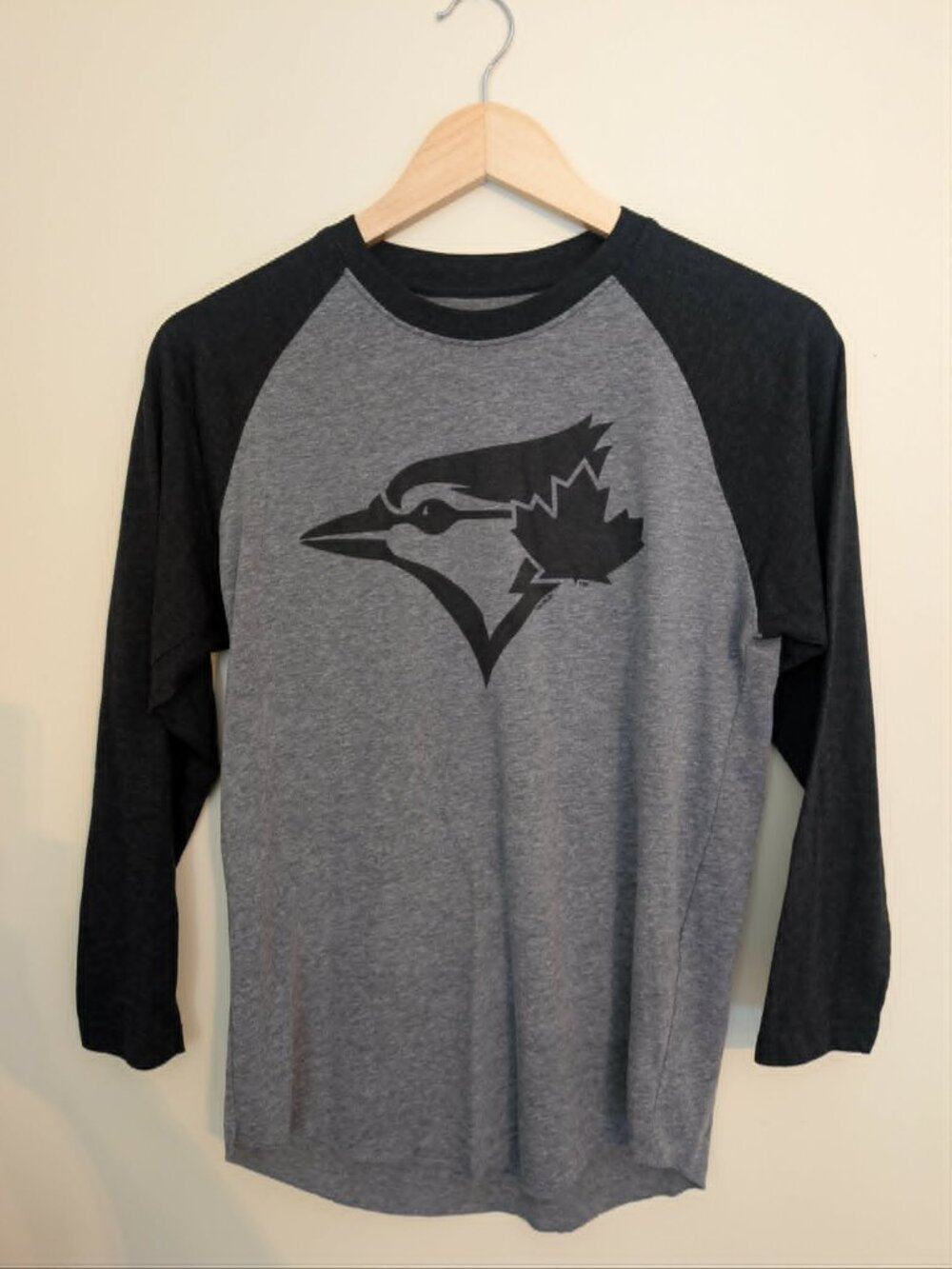 Blue Jays raglan shirt, size med